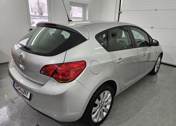 Opel Astra cena 33999 przebieg: 59000, rok produkcji 2010 z Kołobrzeg małe 379